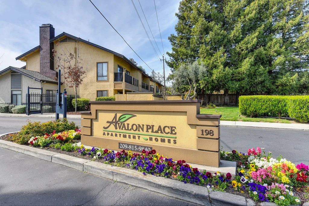 Avalon Place - Building, Urban, Plant