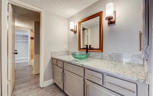 717 Ventura South Apartments - Indoors, Interior Design, Corner