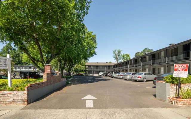 College Manor Apartments - Hotel, City, Car