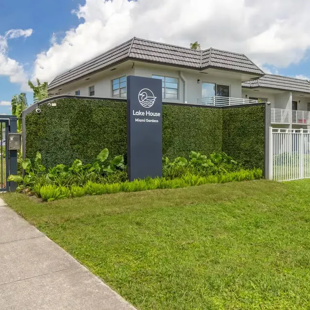 Lake House Apartments - Nature, Outdoors, Yard