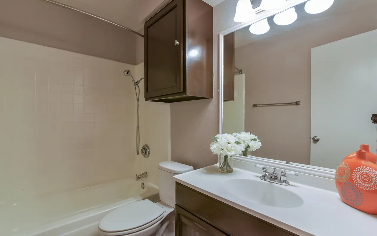 Knoll Creek - Corner, Sink, Sink Faucet