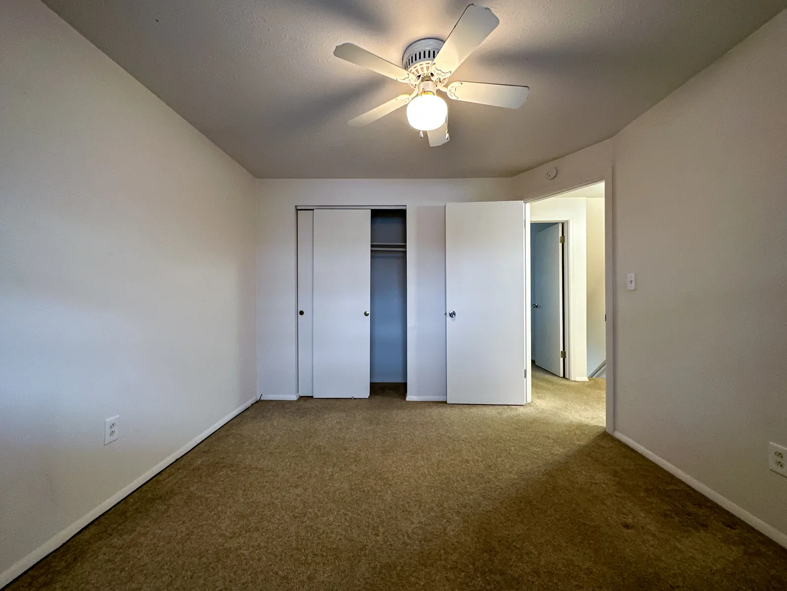 Williamsburg Square - Corner, Floor, Appliance