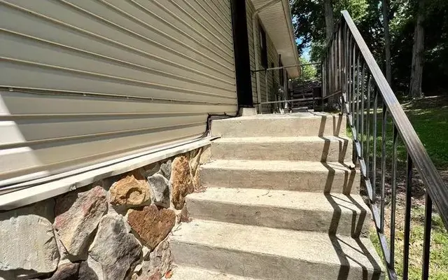 Oak Tree Apartment - Handrail, Banister, Railing