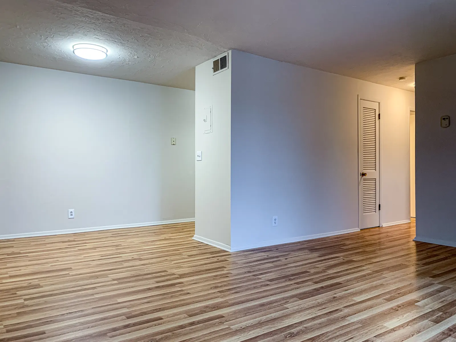 Pentamen Arms - Floor, Corner, Indoors