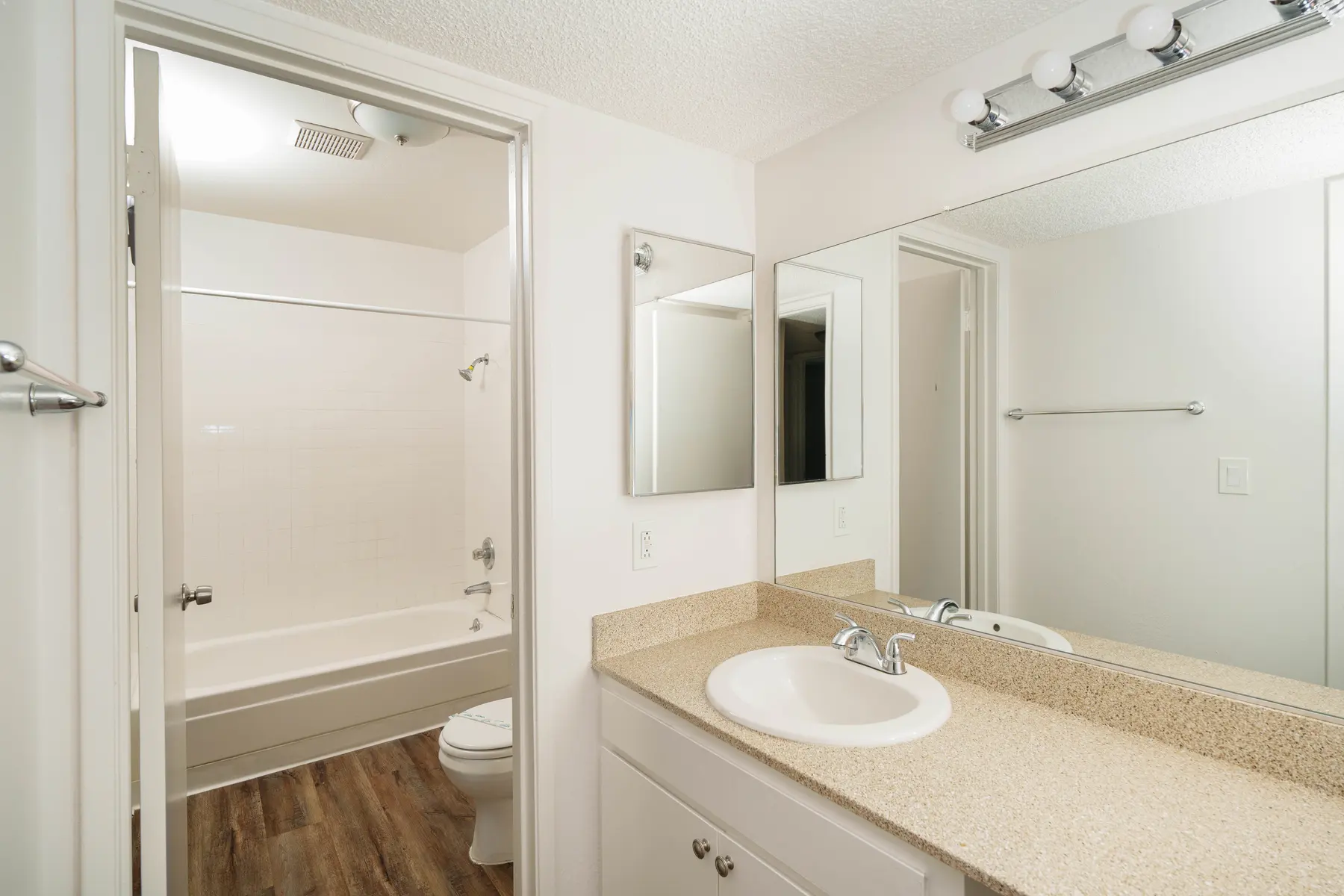 Creekside Oaks - Sink, Sink Faucet, Corner