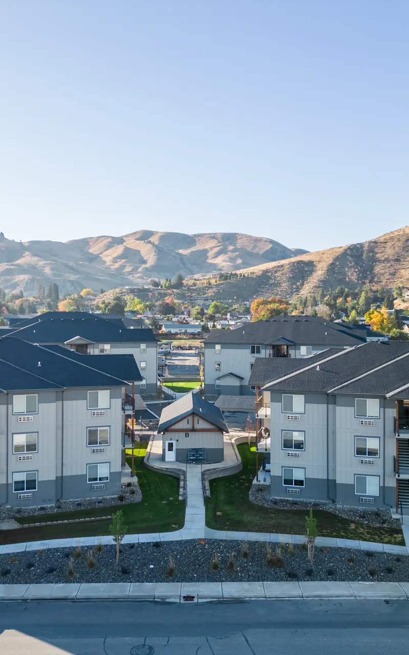 Exterior view of the the Landing at Saddlerock apartment building in Wenatchee, WA, featuring its architecture and surroundings