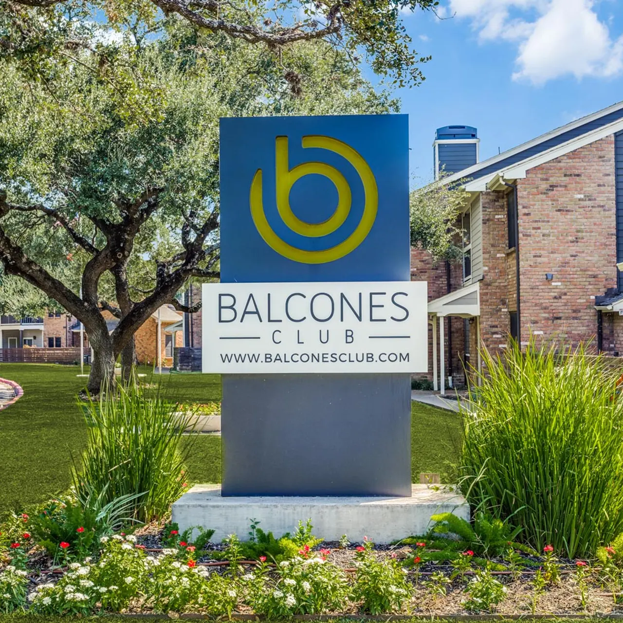Balcones Club Apartments - Grass