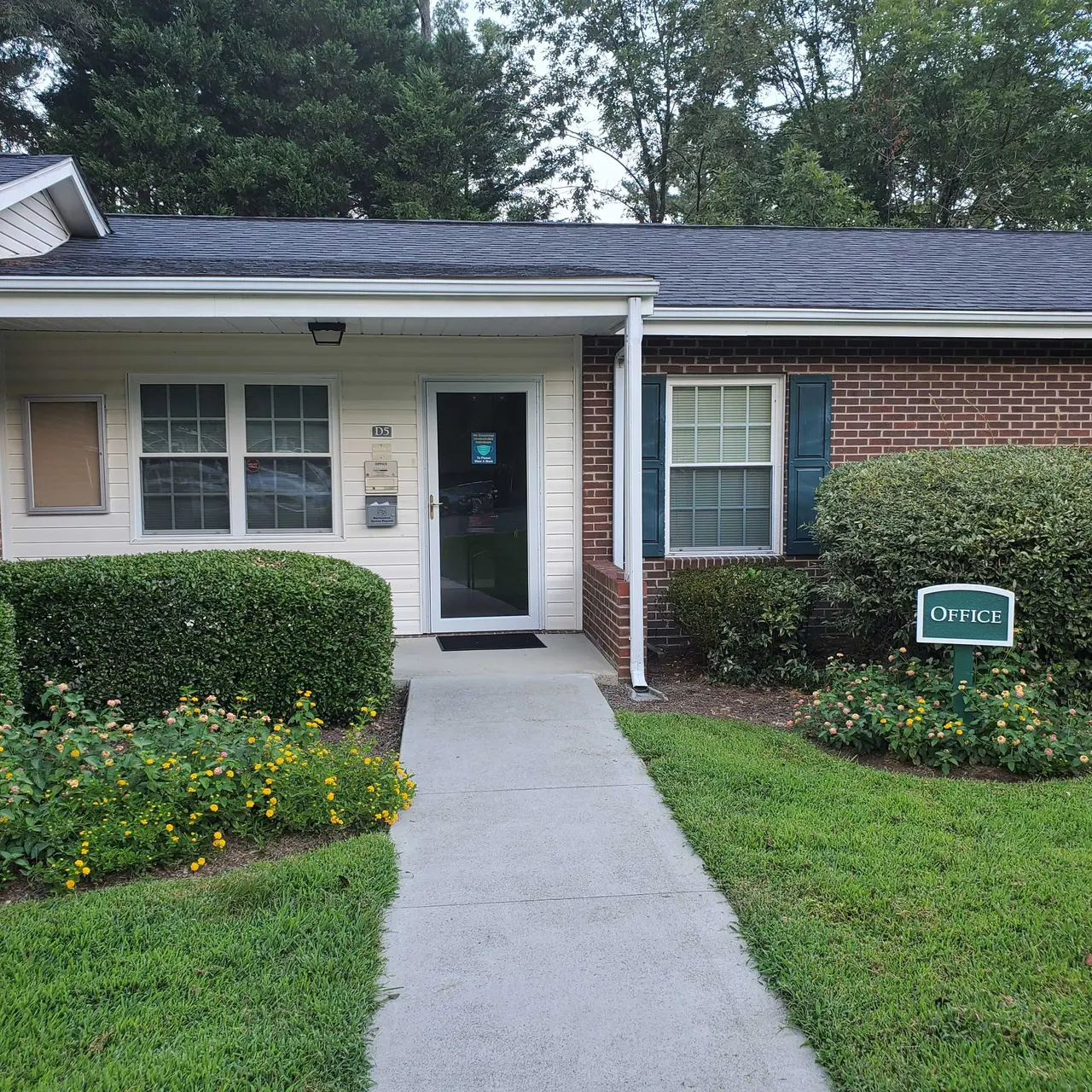 Ten Pines - Grass, Housing, House