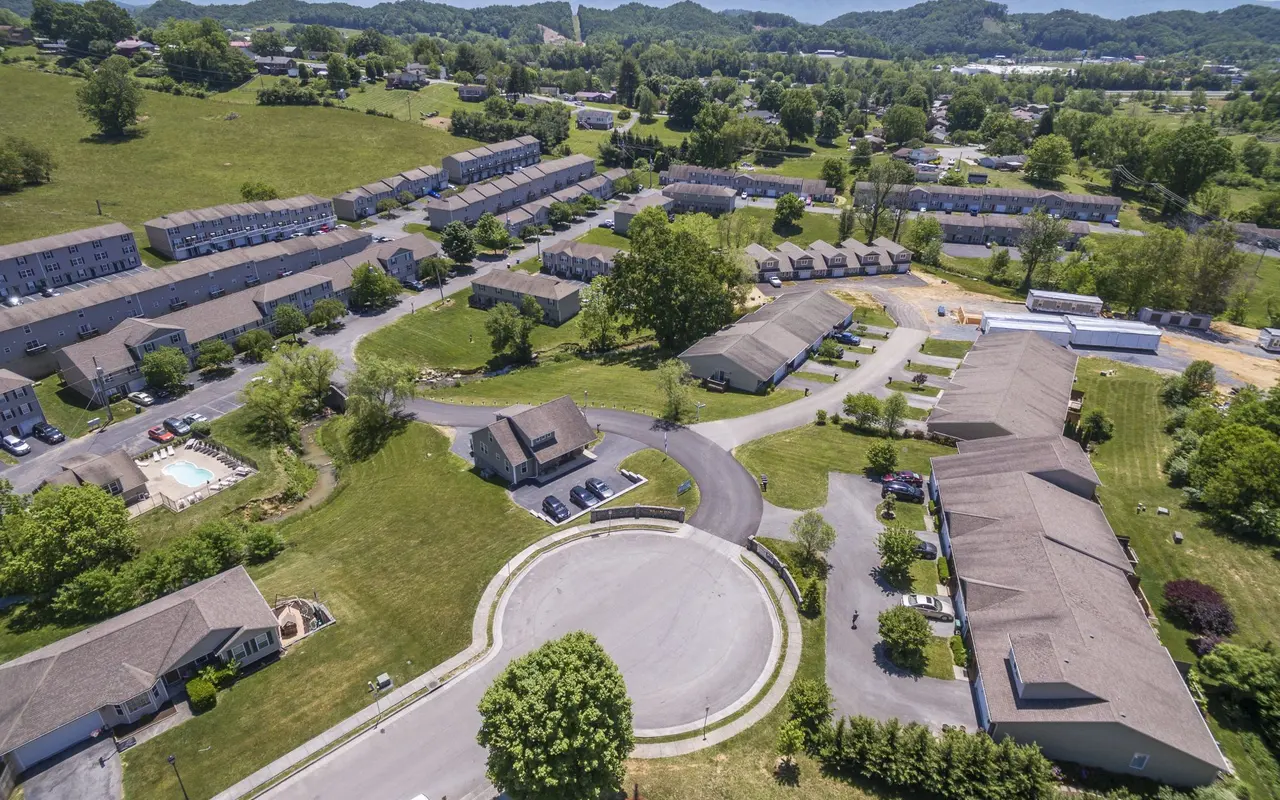 Willow Run Apartments - Building, Outdoors, Suburb