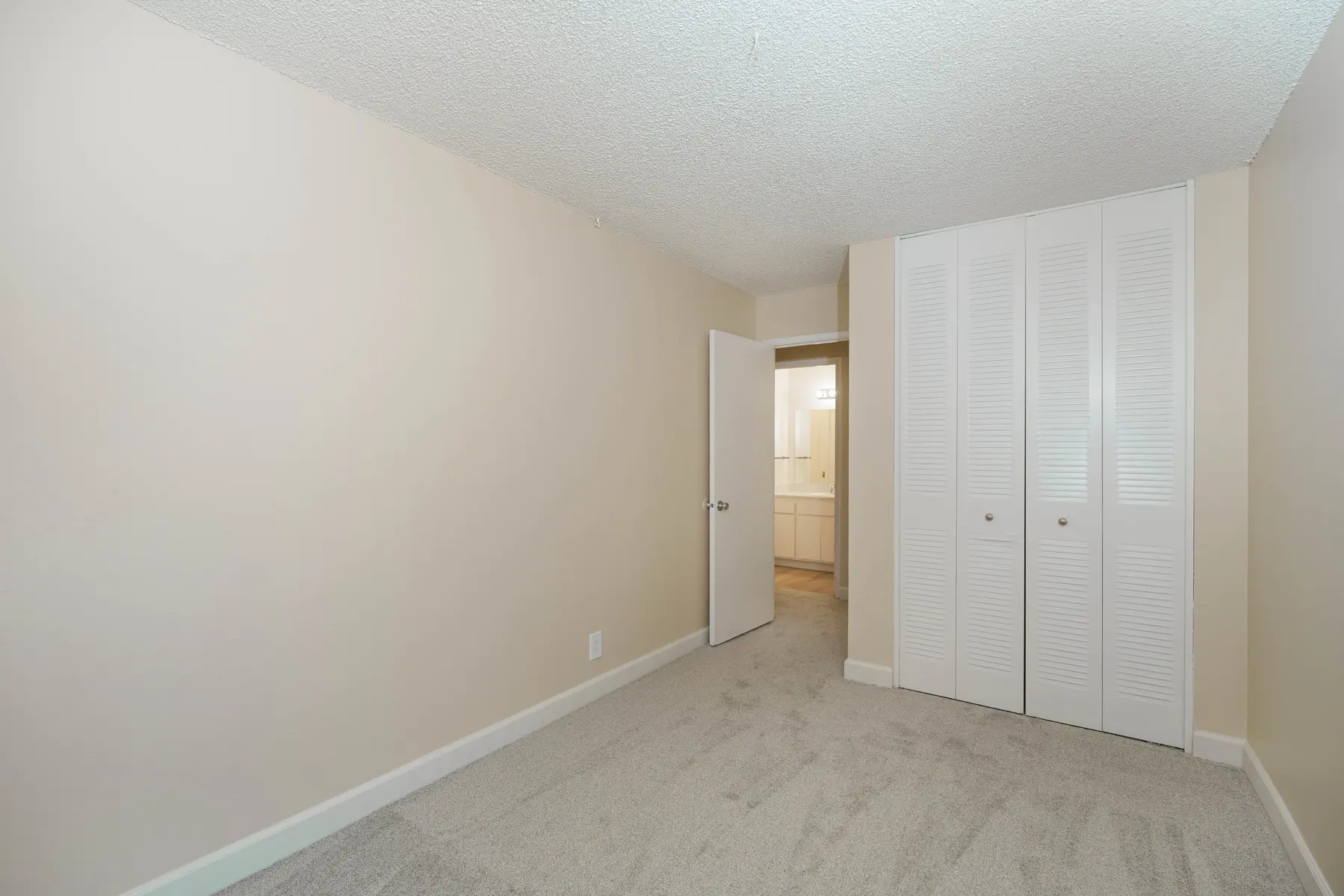 Creekside Oaks - Corner, Floor, Indoors