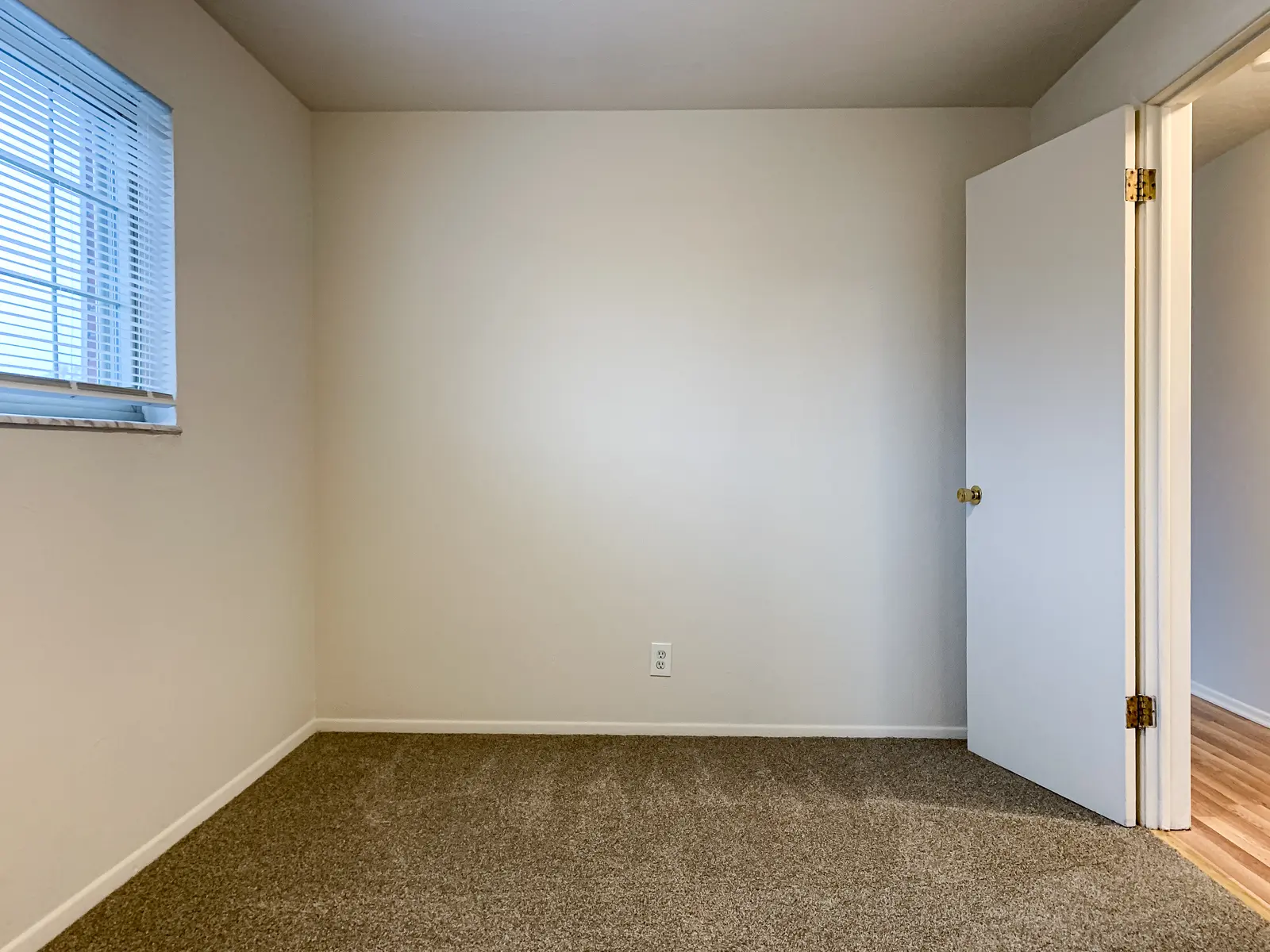 Pentamen Arms - Corner, Floor, Flooring