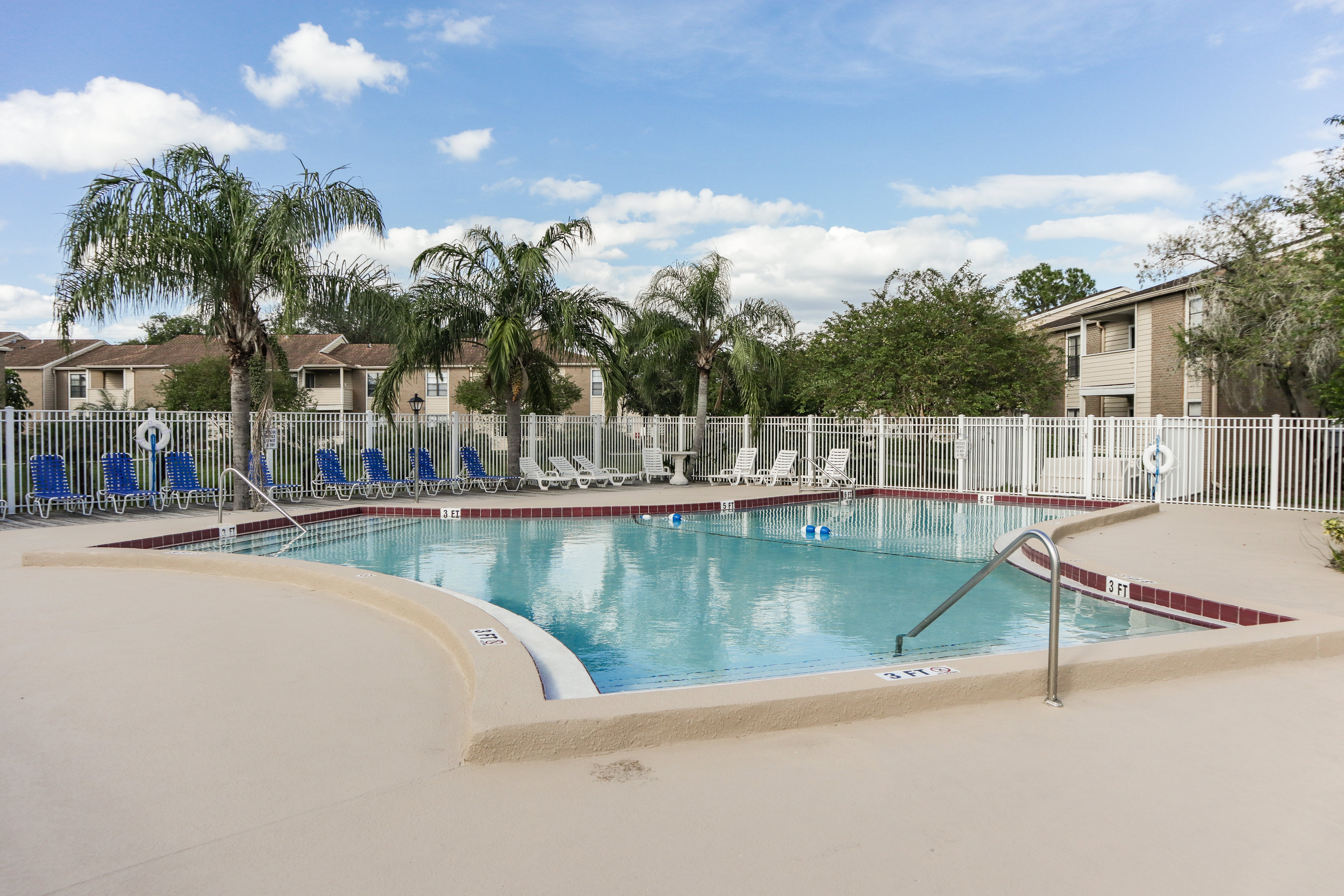 Laguna Park Apartments Pool