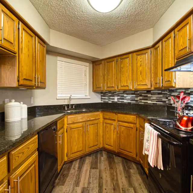 4000 Horizon Hill - Kitchen 4000 Horizon Hill - Room, Wood