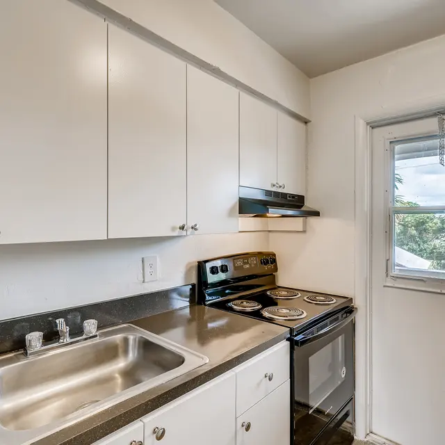 Spectra at Plantation - Room, Oven, Sink