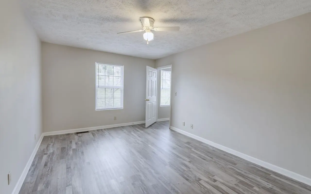 Willow Run Apartments - Corner, Floor, Indoors