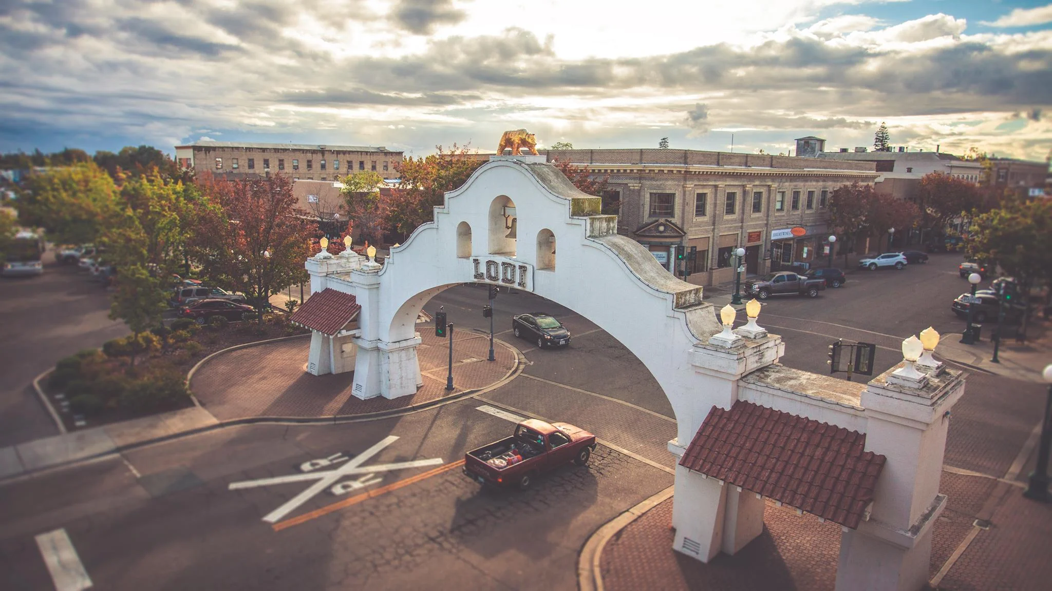 The Fountains - Building, Urban, Metropolis