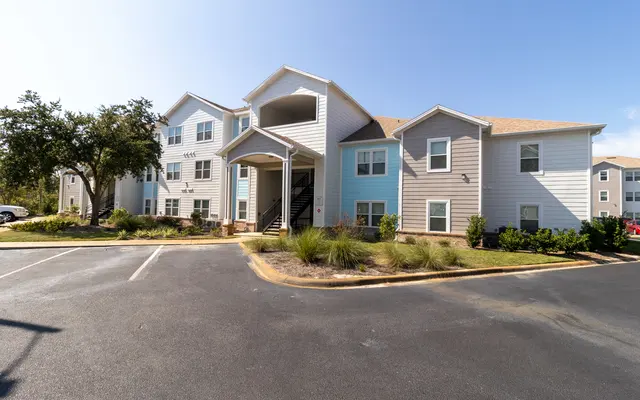 Pinnacle at Hammock Place Apts - Suburb, Neighborhood, Lamp