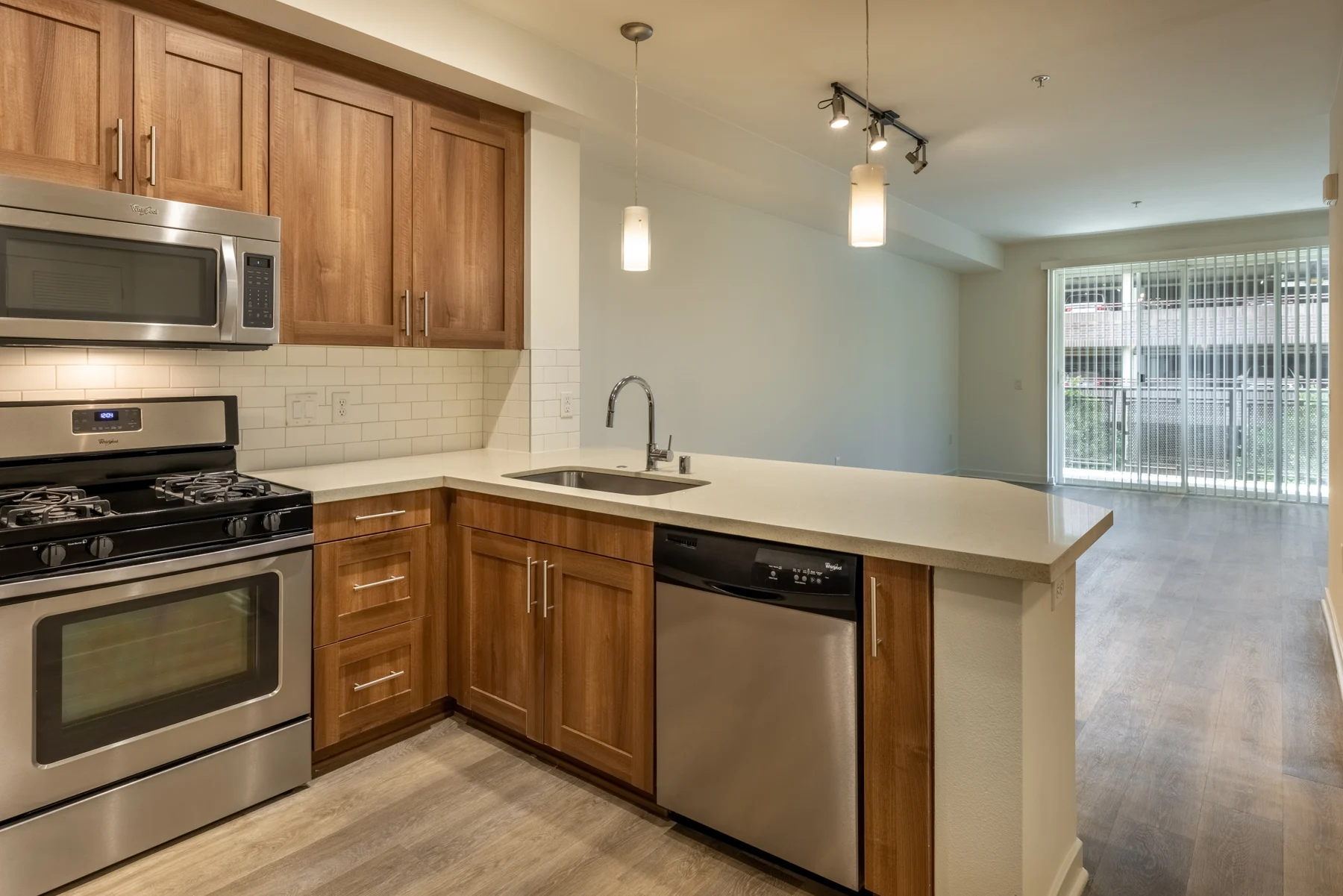 1111 Wilshire 1111 Wilshire - Oven, Room