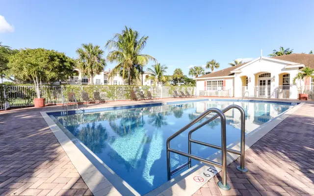 Golden Square & Villas Apts - Pool