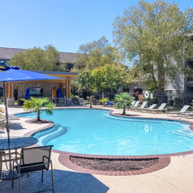 Jamestown-Place-Apartment-Homes-for-rent-Bossier-City-resort-pool.jpg