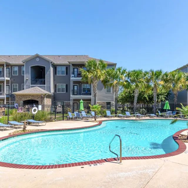 Jamestown-Place-Apartment-Homes-for-rent-Bossier-City-pool.jpg