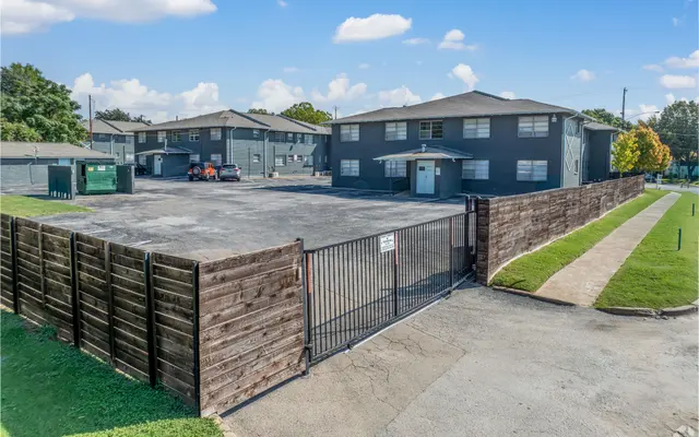 Lakewood-Plaza (7)-min.jpg