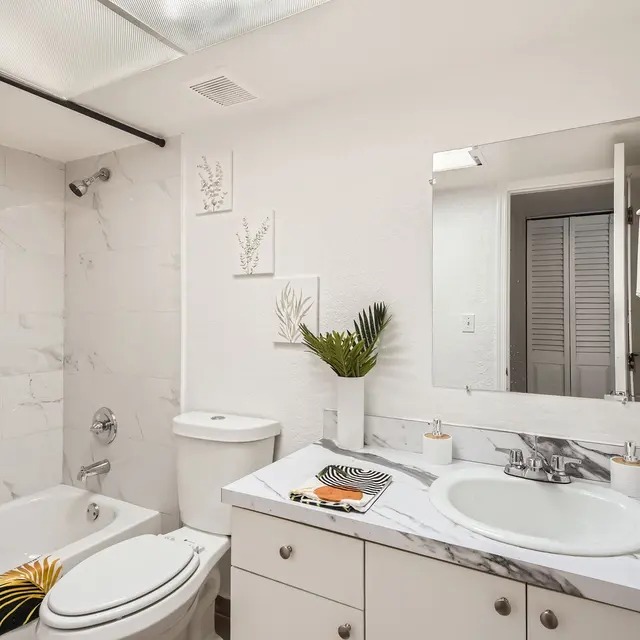 311 NW 42nd Ct #101 - Web Quality - 021 - 25 Primary Bathroom.jpg